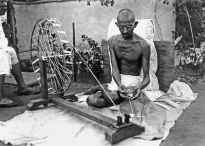 10000 ans d'économie - En Inde, Gandhi appelle au boycott du textile anglais