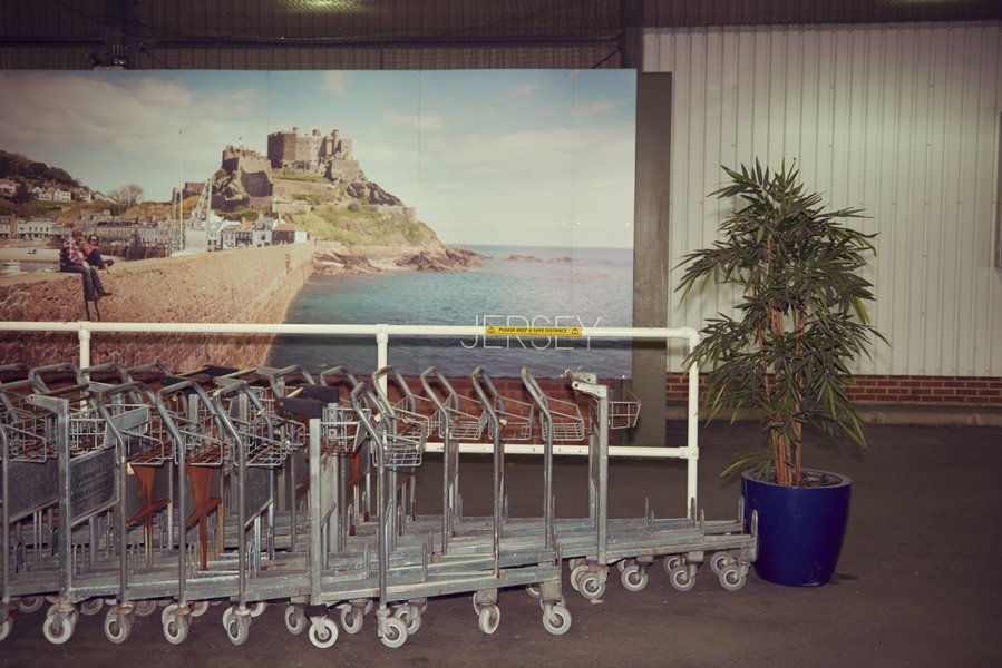 Kourtney Roy, Welcome to Guernsey, 2022, série In Between / Entre Deux Mondes, Grande Commande Photojournalisme – exposition à la Cité de l’économie