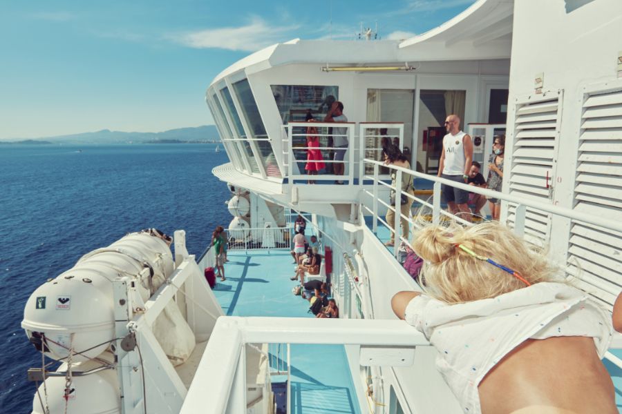 Kourtney Roy, Arrivée à Sardaigne, 2022, série In Between / Entre Deux Mondes, Grande Commande Photojournalisme – exposition à la Cité de l’économie