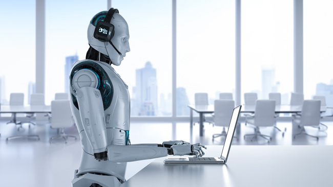 Robot humanoïde utilisant un ordinateur portable dans un bureau moderne, symbolisant ChatGPT répondant aux besoins des utilisateurs