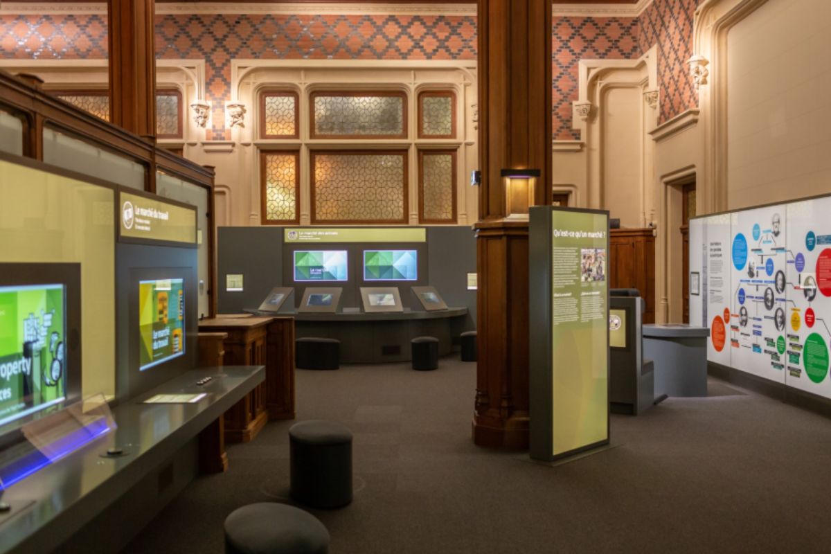 Exhibition gallery on the labour market, with screens and information panels