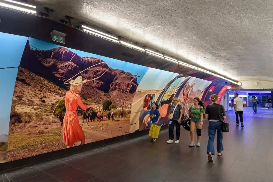 Kourtney Roy – All Inclusive s'invite dans le métro parisien