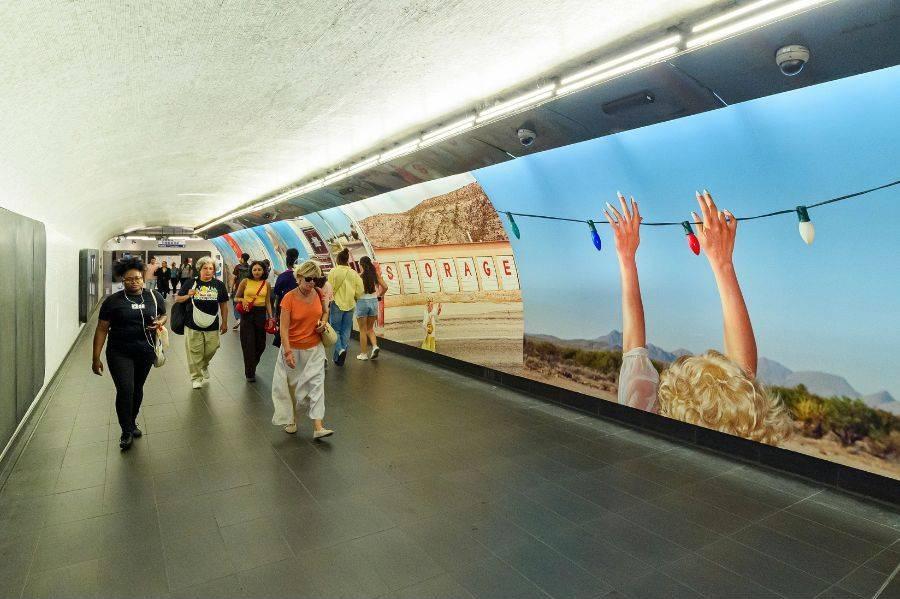 Kourtney Roy – All Inclusive s'invite dans le métro parisien