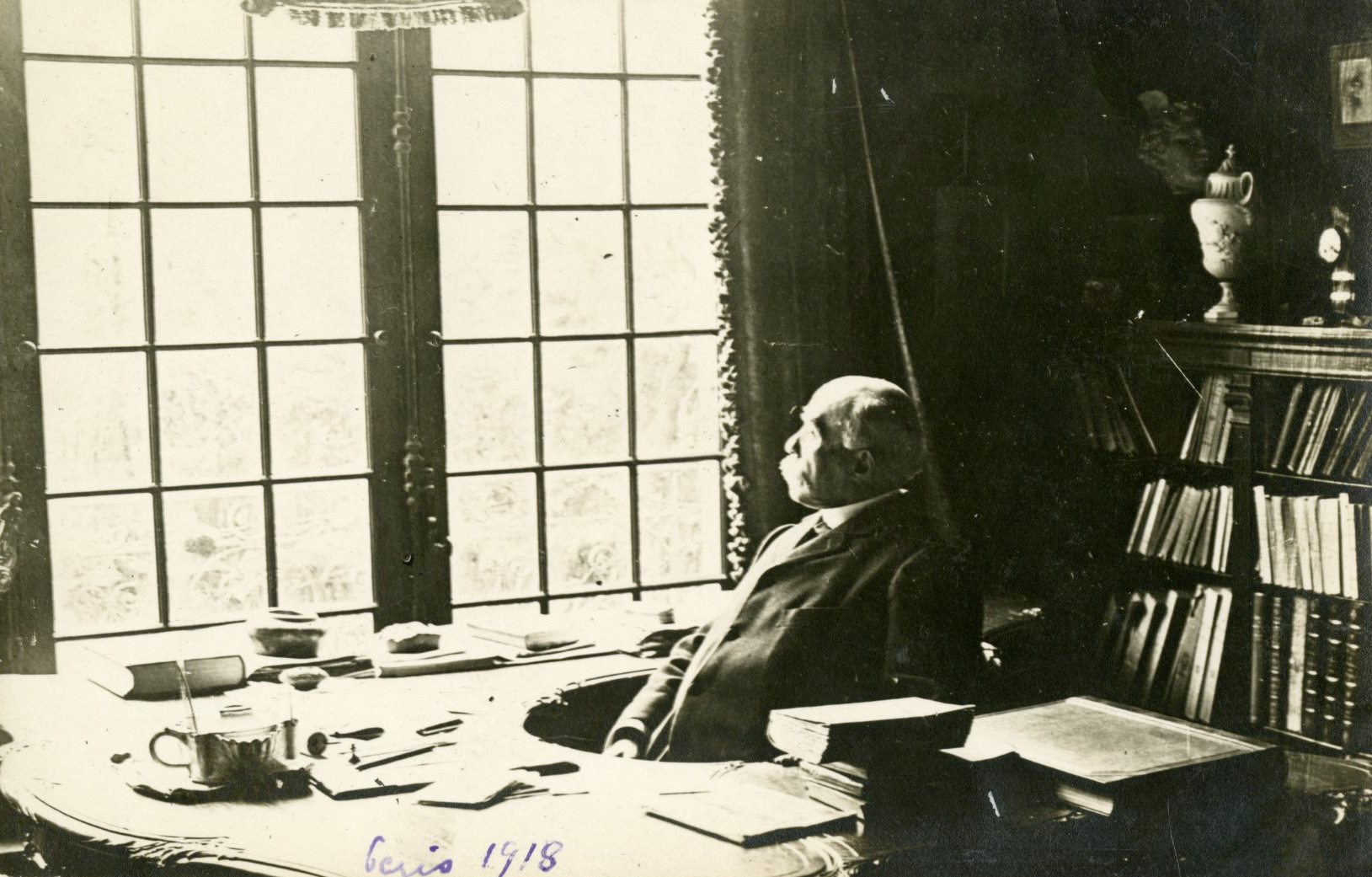 Clemenceau, photographié dans son bureau