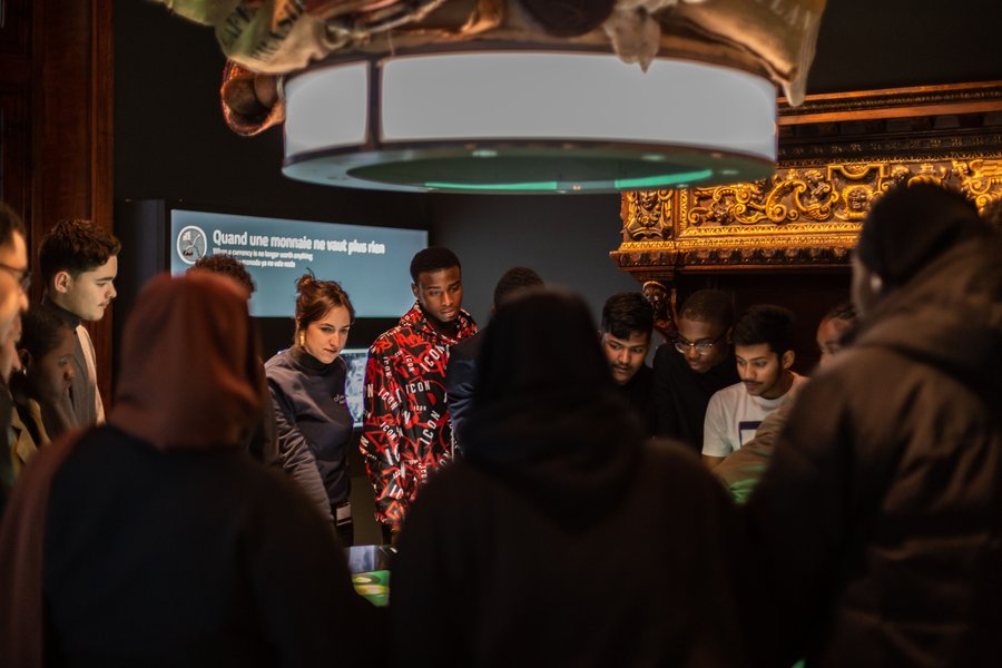 Groupe scolaire devant le dispositif Quand une monnaie ne vaut plus rien