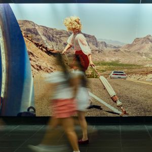 Exposition Kourtney Roy dans la station de métro Arc de Triomphe